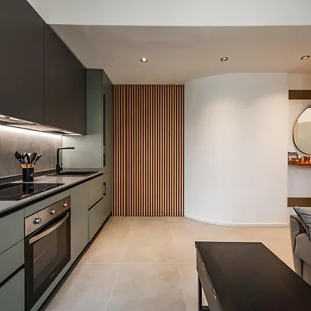 Charming Modern Near The Heart Of Apartment Milan