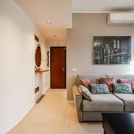 Charming Modern Near The Heart Of Apartment Milan
